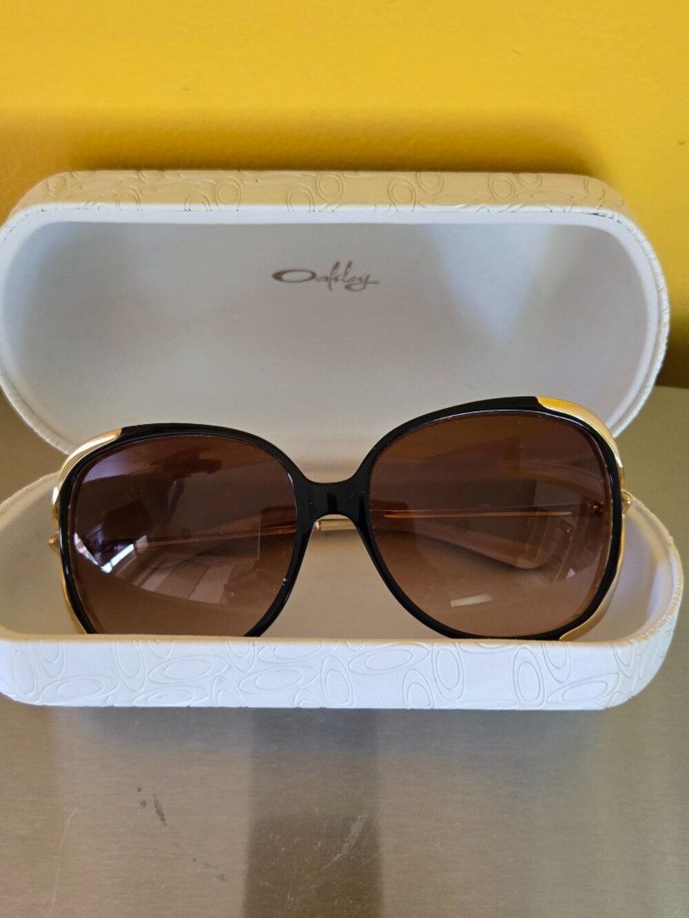 Oakley Changeover black beige gold  frame Sunglasses, New with case.